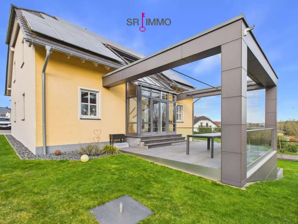 Immobilie in Arzfeld - Modernisiertes Einfamilienhaus mit Galerie, Kamin und großem Grundstück - Bild 0