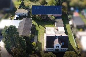 Geschützter Vierseithof mit mehreren Nebengebäuden und weitläufigem Garten – Klosterwalder Dorfstraße 40, 17268 Templin – Vorschaubild 1