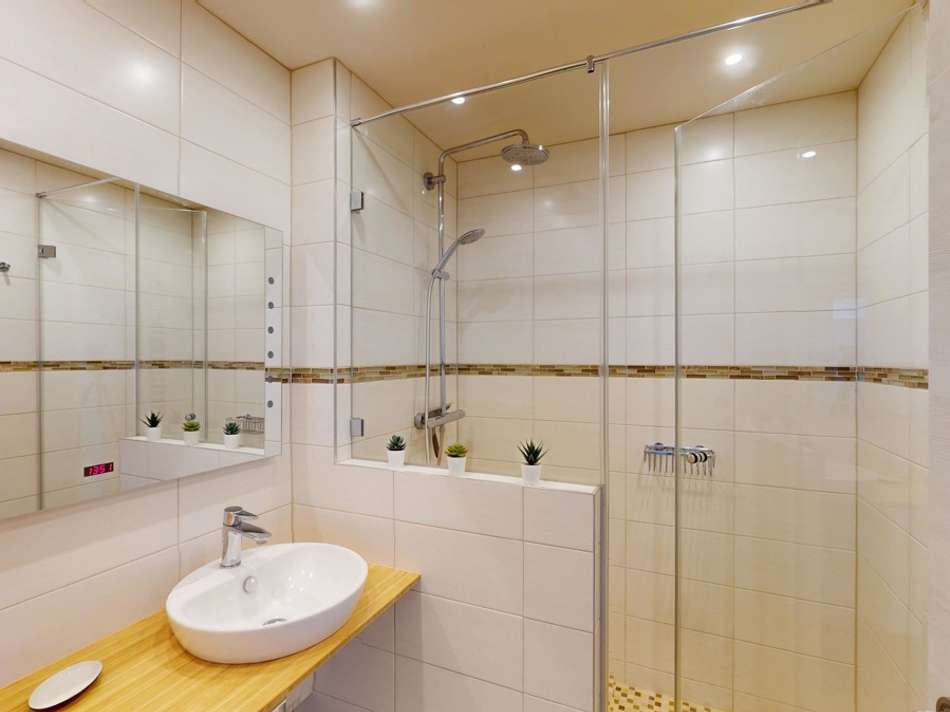 modernisiertes Bad mit Dusche