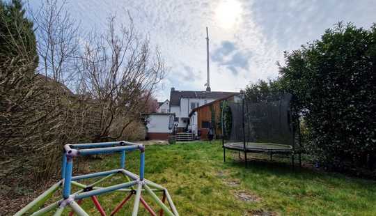 Bild von Ruhige Lage: Doppelhaushälfte mit eingewachsenem Garten und Nebengebäude in Dieburg