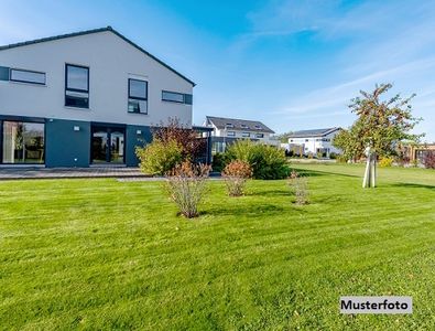 Freistehendes Einfamilienhaus nebst Garage