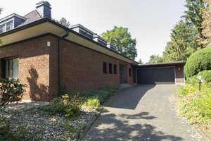 Freistehendes Einfamilienhaus mit großem Grundstück im Kölner Hahnwald