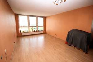 Junkersdorf - oberste Etage ohne Schrägen - große 3 Zimmer - Tageslichtbad - nach Vereinbarung frei!