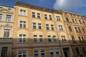 3-Raumwohnung mit Dachterrasse und Weitblick über Halle, Stellplatz, EBK & dekorativen Sichtbalken!