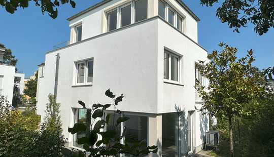 Bild von Elegantes freistehendes Einfamilienhaus mit Dachterrasse, Garten u. Tiefgarage - Neubau bezugsfertig