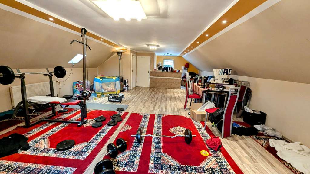 Attraktives Zweifamilienhaus mit ausgebautem DG – ideal für Investoren, Gewerbe oder Eigennutzer.