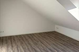 Charmante 2-Zimmer-Wohnung im Dachgeschoss am Dreiecksplatz in Kiel – Koldingstraße 8, 24105 Brunswik, Kiel – Vorschaubild 5