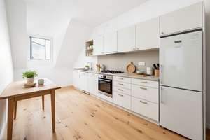 Exklusive 3‑Zi.-DG-Wohnung mit Stellplatz & Balkon in top sanierter Stadtvilla nahe City‑Galerie – Raunerstraße 23, 86153 Am Schäfflerbach, Augsburg – Vorschaubild 4