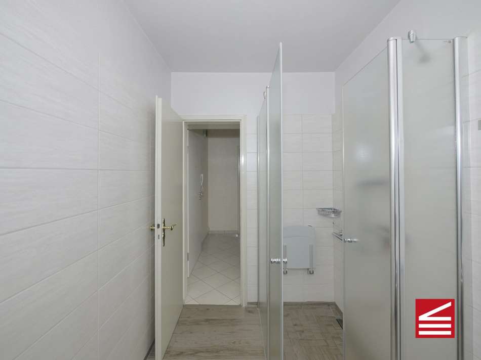 1-1536_09_Badezimmer - Blick R