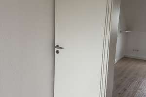 Möblierte Dachgeschosswohnung in Köln Humboldt – Perfekte Lage für Singles, Paare oder 2er-WG – Feldbergstraße 13, 51105 Humboldt/Gremberg, Köln – Vorschaubild 4