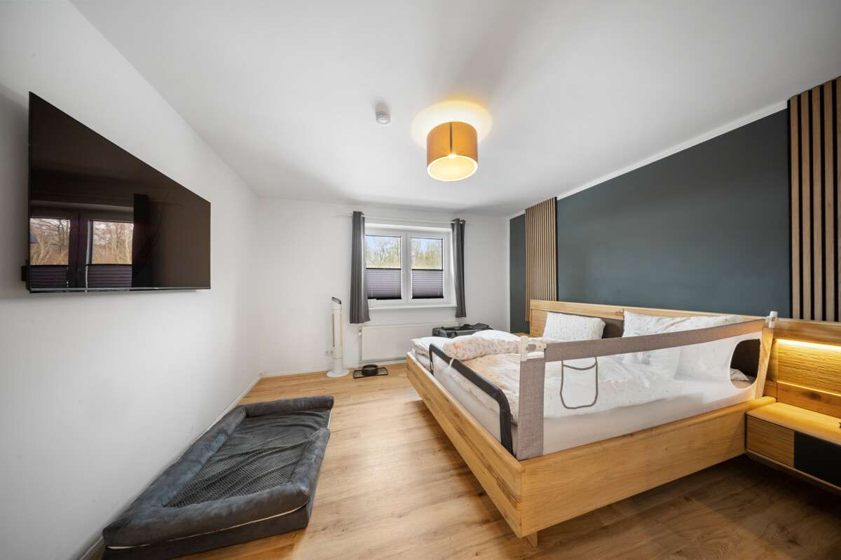 Immobilie in Busdorf - Sanierter Bungalow in Busdorf mit Wintergarten, Kamin und PV-Anlage - Bild 8