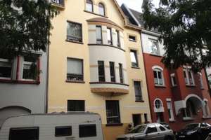 Charmante, gemütliche 2,5-Zimmer-Altbau-DG-Wohnung in Rheinnähe für junge Leute