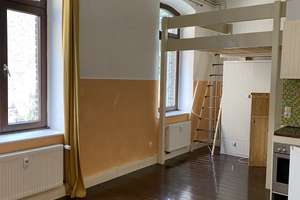 Wunderschöne Einzimmerwohnung: Hochbett, Küche und Wannenbad. Altbau mit Gartennutzung.