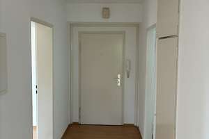 Zentral. Hell. Bezugsfertig – 3 Zimmer mit Balkon im Herzen der Stadt – Hasenwinkel 21a, 38226 Lebenstedt, Salzgitter – Vorschaubild 2