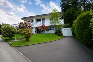 Architektur, Aussicht, Lebensqualität – Exklusiver Bungalow mit Fernblick in bester Lage