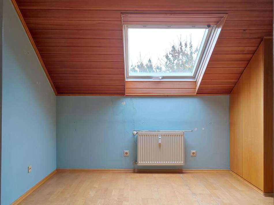 Zimmer mit Parkettboden