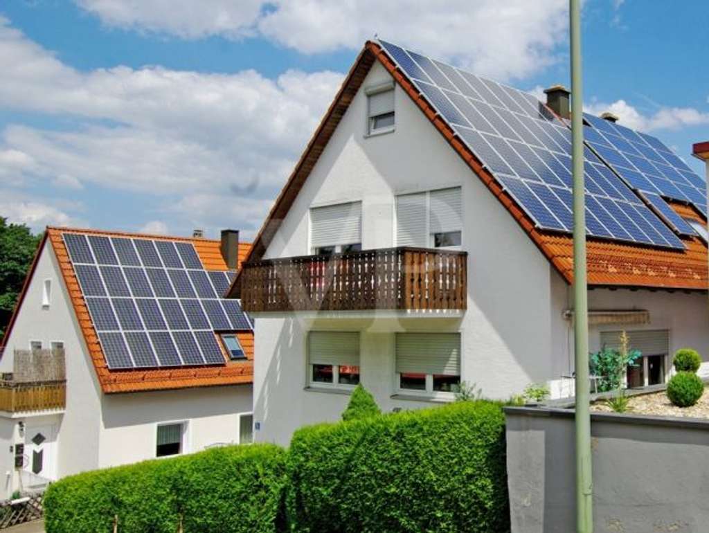 Immobilie in Sinzing - Attraktive 3 Zimmer Wohnung mit ausgebautem Dachboden, zwei Balkonen & PV Anlage in Sinzing - Bild 0