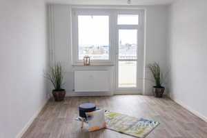 Mit Blick ins Grüne gelegene 3-Raum-Wohnung mit Balkon – Arthur-Strobel-Str. 90, 9127 Chemnitz – Vorschaubild 2