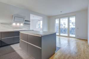 Erstbezug in Schöneberg: 4 Zimmer. 2 Bäder. Großer Balkon & Einbauküche.