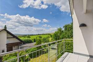 Ökologische Villa mit großem Garten, Wärmepumpe in neuwertigen Zustand für Familie und Beruf – Eggenbergstraße 4, 96155 Buttenheim – Vorschaubild 3