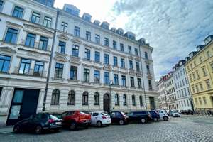 Altbau-Charme trifft Bestlage: Ihre neu sanierte 2-Zimmer-Wohnung im Zentrum-West