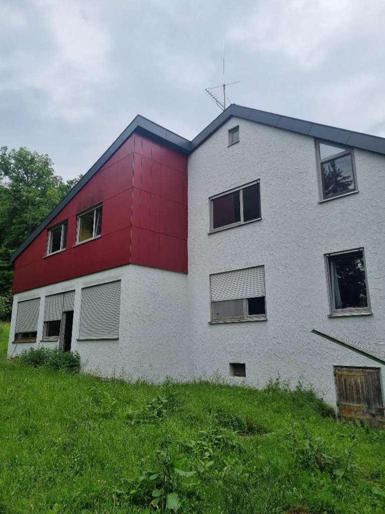 Immobilie in Leonberg - Einzigartiges Haus - viele Nutzungsmöglichkeiten - top Kapitalanlage - mitten in der Natur - Bild 1