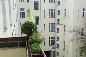 Stilvolle, geräumige und gepflegte 2-Zimmer-Wohnung mit Balkon und EBK in Charlottenburg, Berlin – Neue Kantstraße 11, 14057 Charlottenburg, Berlin – Vorschaubild 2