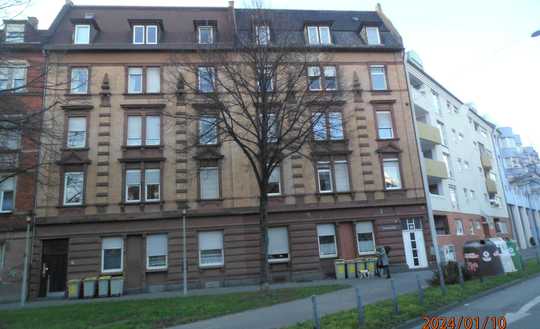 Familiengerechte 4  Zimmer-Wohnung mit Ausbaupotential im historischen, denkmalgeschützten Altbau