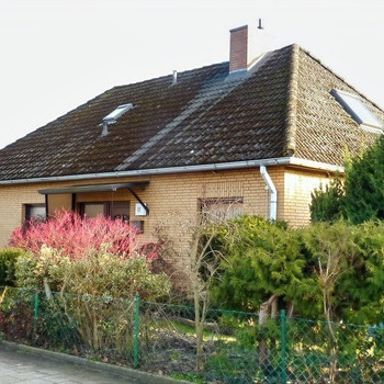 Altenwalde-Gudendorf: gepflegter Walmdachbungalow, ruhige Sackgasse, mit Garage, voll unterkellert