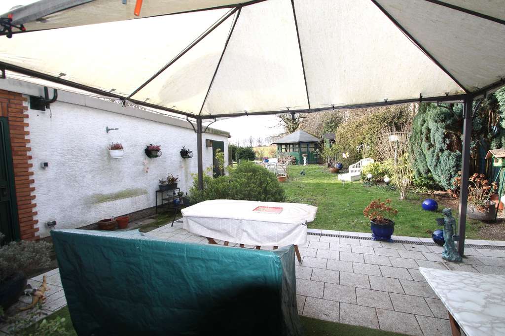 Immobilie in Holzwickede - Gepflegtes Zweifamilienhaus mit zwei Garagen in begehrter Feldrandlage von Holzwickede
 - Bild 3