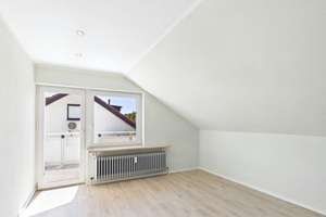 Die Tür geht auf, der Blick hinauf: 4-Zimmer mit Südbalkon und Weitsicht in Feuerbach! – 70469 Feuerbacher Tal, Stuttgart – Vorschaubild 10