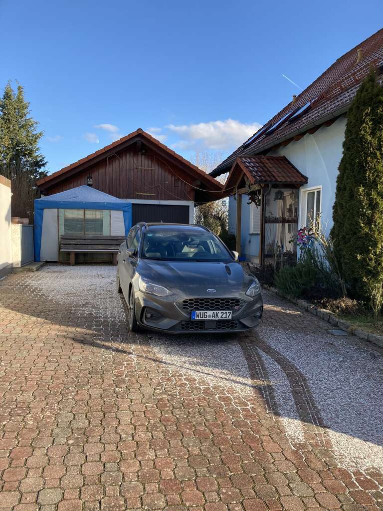 Immobilie in Giebelstadt - Einfamilienhaus mit Einliegerwohnung, Doppelgarage und Garten in Giebelstadt-Sulzdorf - Bild 1