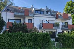 ALTERLANGEN ! Neuwertige, 2-Zimmer Erdgeschoßwohnung  mit Terrasse und TG Stellplatz in Toplage!