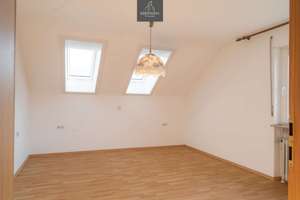 Sonnige Dachgeschoss-Oase mit PV-Anlage und Balkon – Die vollständige Adresse der Immobilie erhältst du vom Anbieter., 73614 Schorndorf – Vorschaubild 2