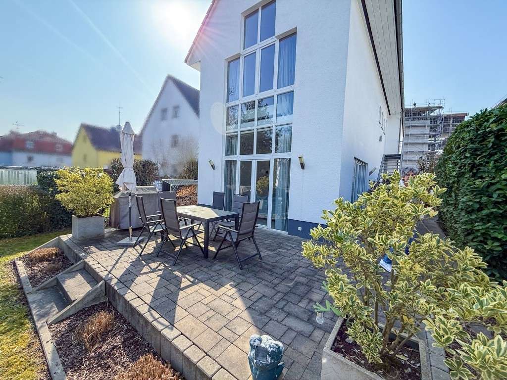 Immobilie in Eschborn - Freistehendes Einfamilienhaus mit Einliegerwohnung in Eschborn auf Erbpachtgrundstück! - Bild 2