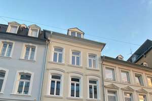 Schöne Dachgeschosswohnung in aufwendig saniertem Altbau zu vermieten