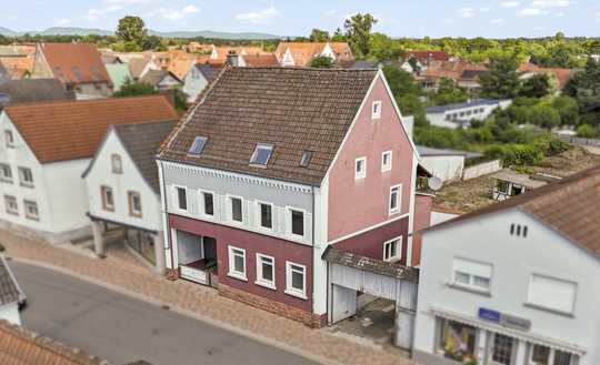 Sanierungsbedürftiges Mehrfamilienhaus mit Bauplatz in zweiter Reihe!