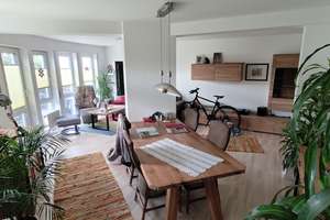 Helle 3,5-Zimmer-EG-Wohnung mit Garten, 2 Stellplätze, Garage,  2 Terrassen & Einbauküche