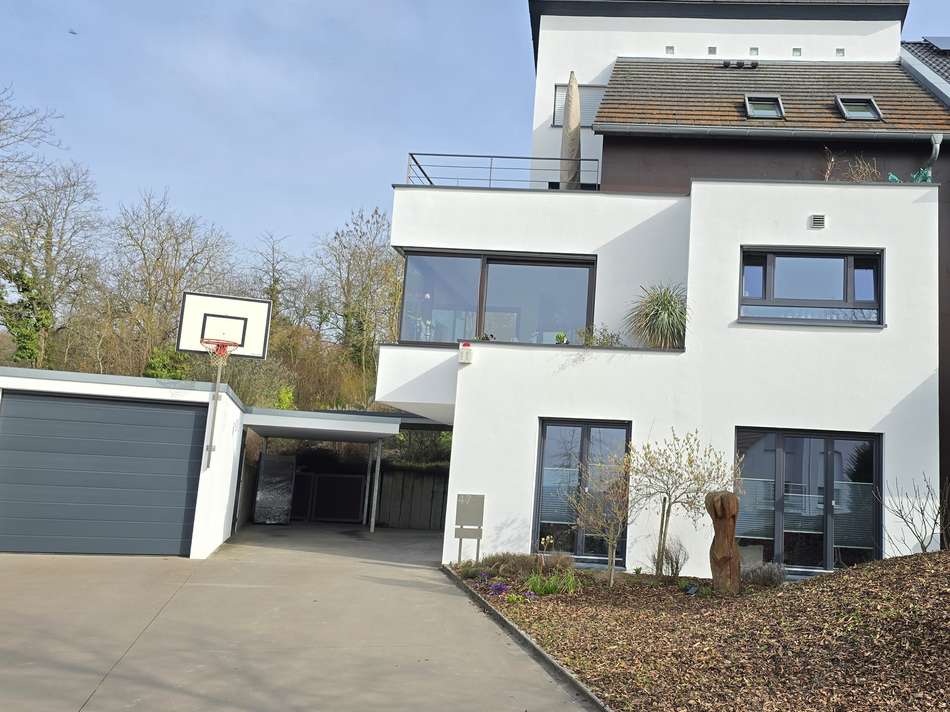 Hausansicht, Hof mit Garage...