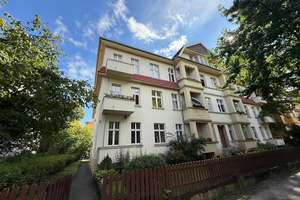Lichterfelde: Helle, renovierungsbedürftige 2,5-Zimmer-Wohnung mit kleinem Balkon