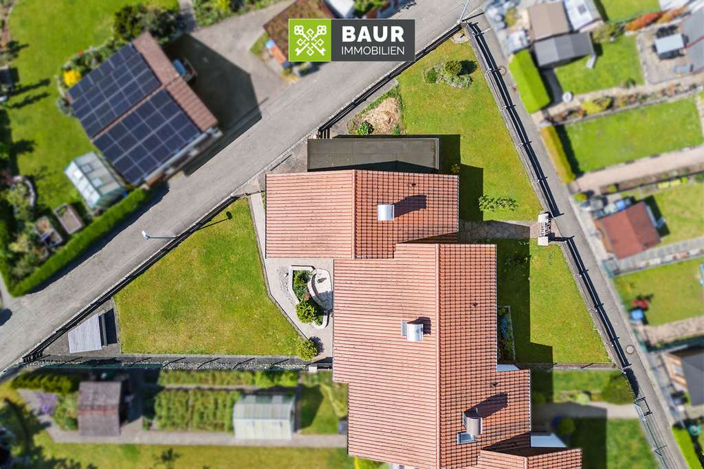 360° | Wohnen in ruhiger Lage: Charmanter Split-Level-Bungalow mit Garten und zwei Garagen