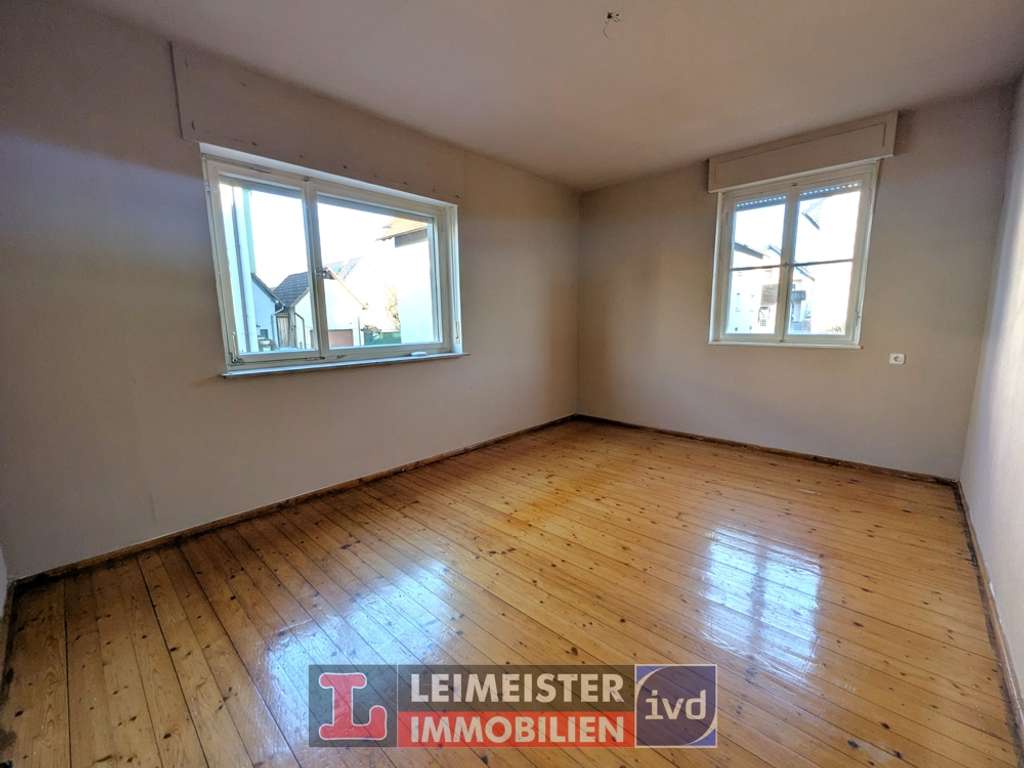 Immobilie in Hösbach - Sanierungsbedürftiges 2-FH mit großem Grundstück, Garagen und Entwicklungspotenzial in Hösbach - Bild 4