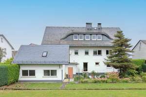 Ein Zuhause voller Wärme und Möglichkeiten – großzügiges Einfamilienhaus mit Traumgarten in Driedorf – Die vollständige Adresse der Immobilie erhältst du vom Anbieter., 35759 Driedorf – Vorschaubild 1