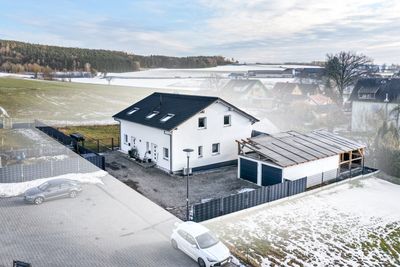 Modernes Zweifamilienhaus mit großzügigem Grundstück in ruhiger Lage!
