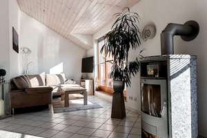 Wunderschöne Dachgeschosswohnung mit Kaminofen, zwei Balkonen und viel Privatsphäre in Reutlingen