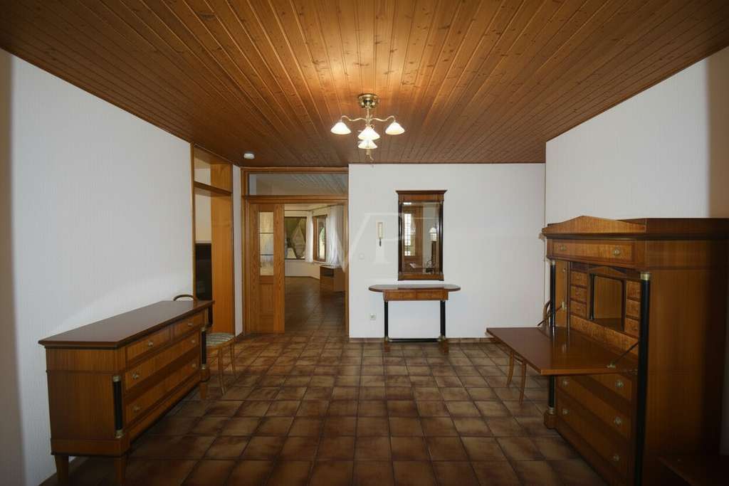 Immobilie in Wassertrüdingen - Freistehendes Einfamilienhaus mit Einliegerwohnung und eingewachsenen Garten in ruhiger Wohnlage - Bild 2