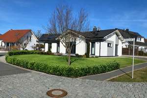 Exklusiver Bungalow - Niedrigenergiehaus - Erdwärme + PV-Anlage - Neubaugebiet – Die vollständige Adresse der Immobilie erhältst du vom Anbieter., 95502 Himmelkron – Vorschaubild 1