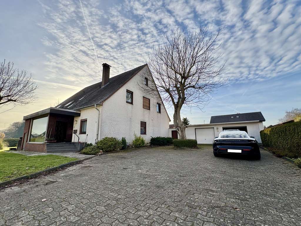 Immobilie in Bünde - Vielseitiges Mehrfamilienhaus mit 3 Wohneinheiten, 5 Garagen & 2 Baugrundstücken in Bünde - Bild 2