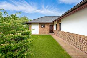 Großzügiger Bungalow mit Doppelgarage und traumhaftem Garten auf einer Ebene – Die vollständige Adresse der Immobilie erhältst du vom Anbieter., 27801 Dötlingen – Vorschaubild 2