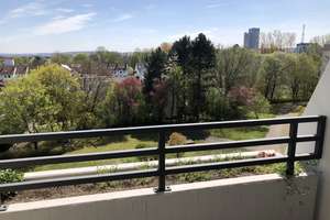 Lichtdurchflutete 2,5 Zimmer Wohnung mit Balkon und Ausblick